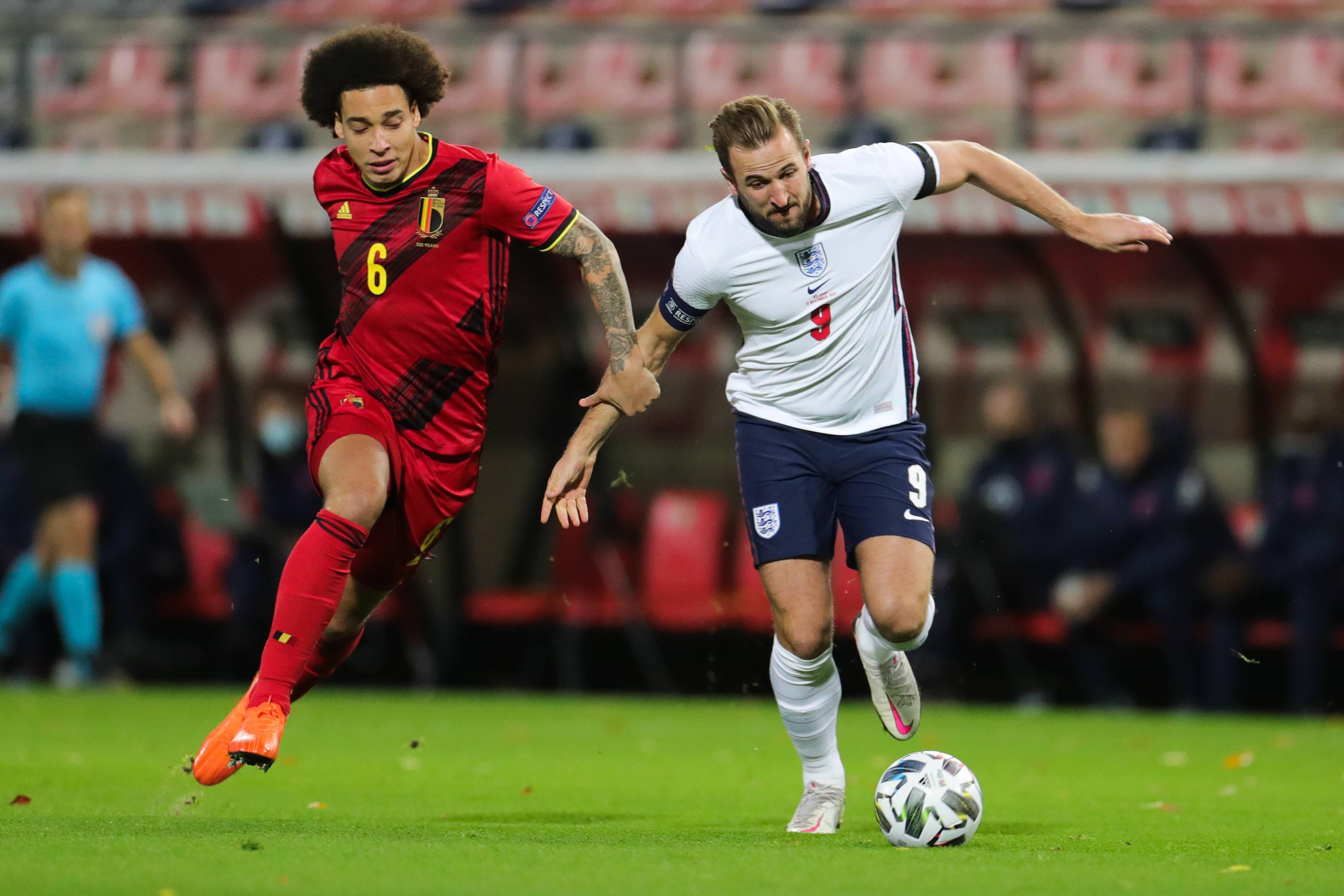 开元棋牌-足坛赛事掀起的一场场势均力敌的对抗(足球比赛即将拉开帷幕,队员们彼此发出)